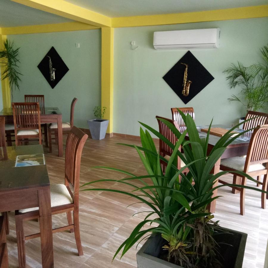 This Is It Airport Hotel And Restaurant 니곰보 외부 사진