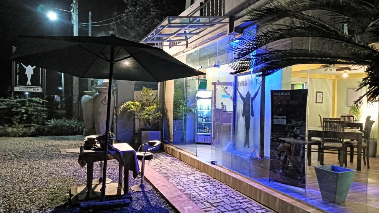 This Is It Airport Hotel And Restaurant 니곰보 외부 사진